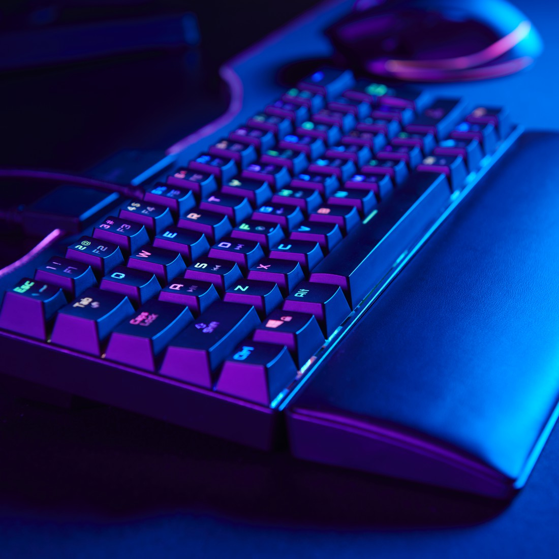 Hama Exodus 760, Kabelgebunden, USB, Mechanischer Switch, QWERTZ, RGB-LED, Schwarz