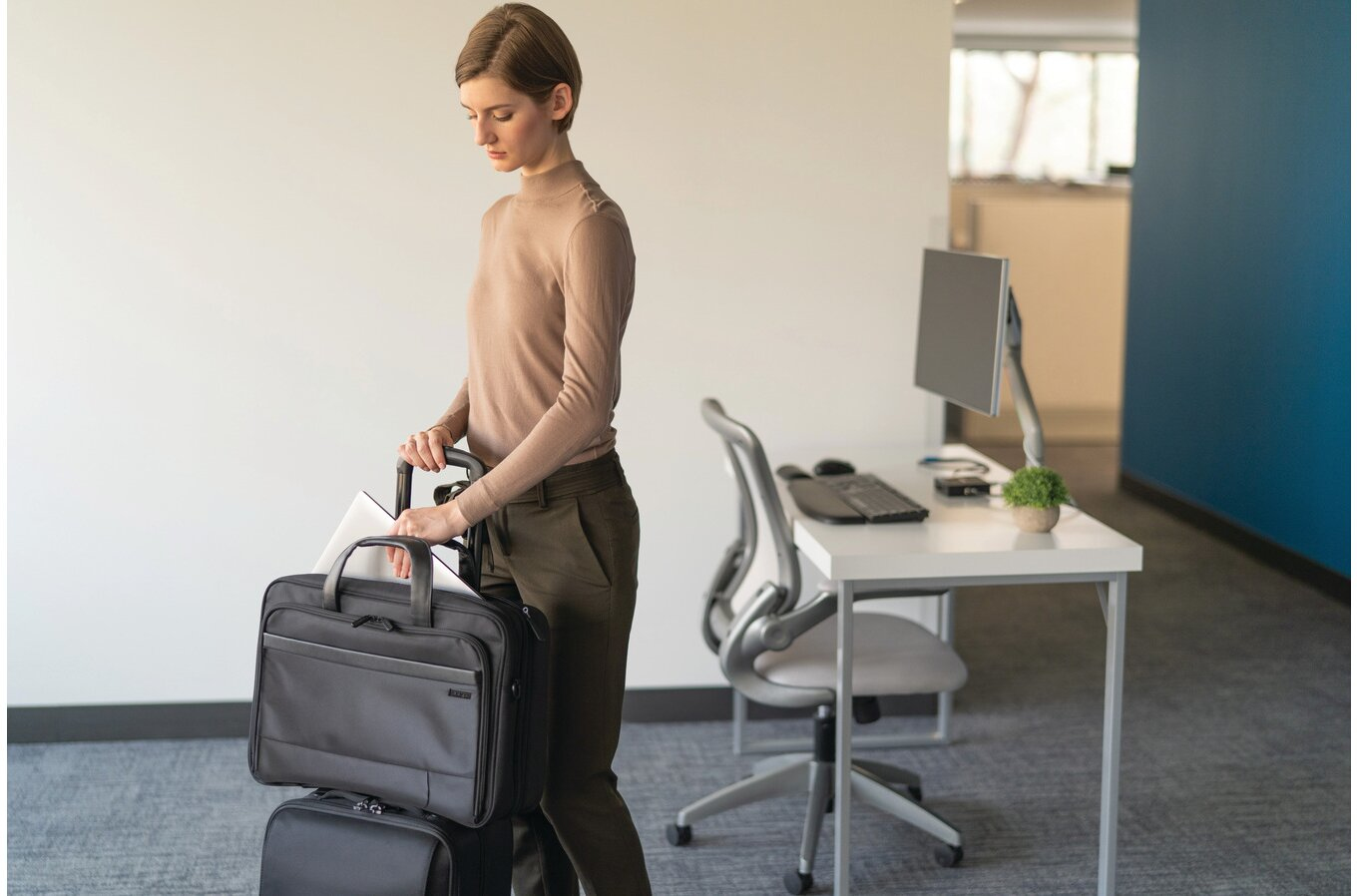 Kensington Contour 2.0 Pro Briefcase - Notebook-Tasche - 43.2 cm (17")