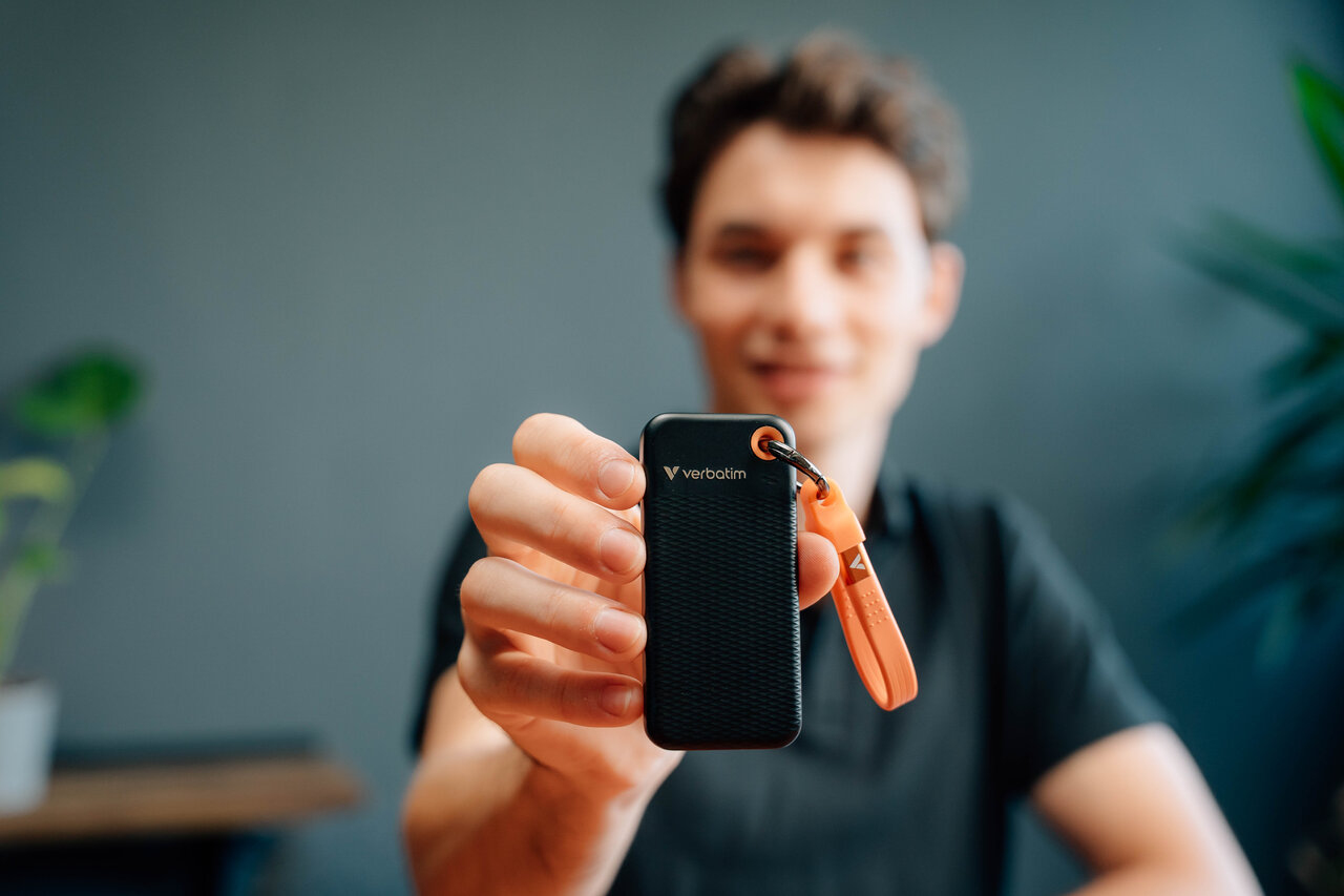 Verbatim Pocket SSD Schlüsselanhänger mit Kabelbefestigung - 128GB Schwarz/Orange, 128 GB, USB Typ-C