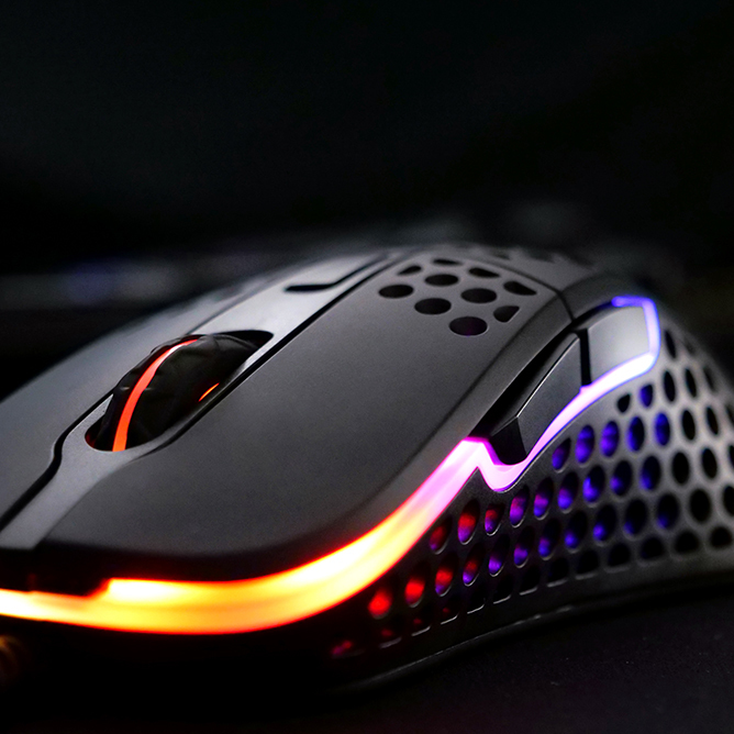 Cherry Xtrfy M4 RGB - Maus - Für Rechtshänder - optisch