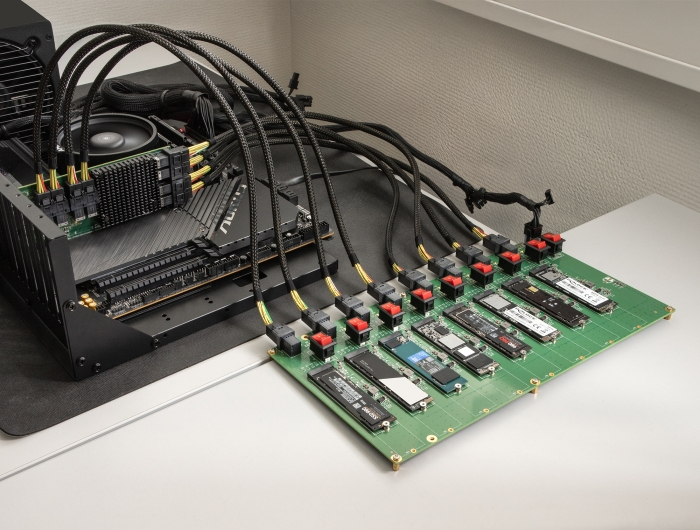Delock Schnittstellenadapter - Testplatine, 8 x M.2 NVMe mit SFF-8643 - M.2 22110, M.2 2230, M.2 224