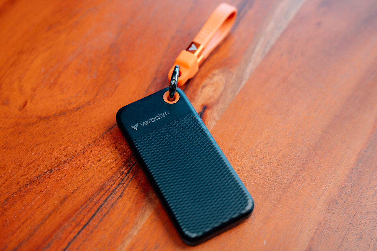 Verbatim Pocket SSD Schlüsselanhänger mit Kabelbefestigung - 128GB Schwarz/Orange, 128 GB, USB Typ-C