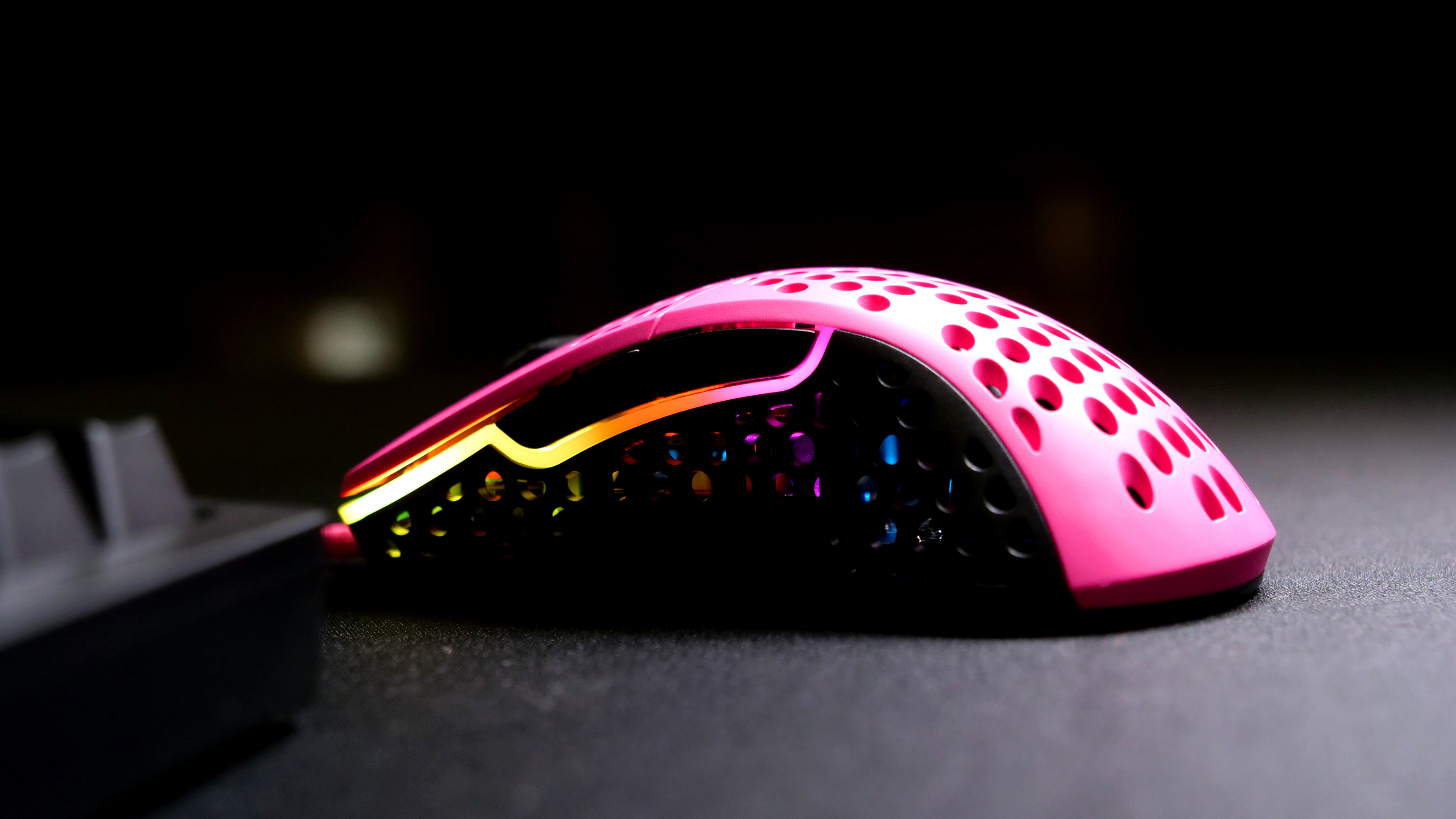 Xtrfy CHERRY XTRFY M4 RGB, rechts, Optisch, USB Typ-A, 16000 DPI, Schwarz, Pink