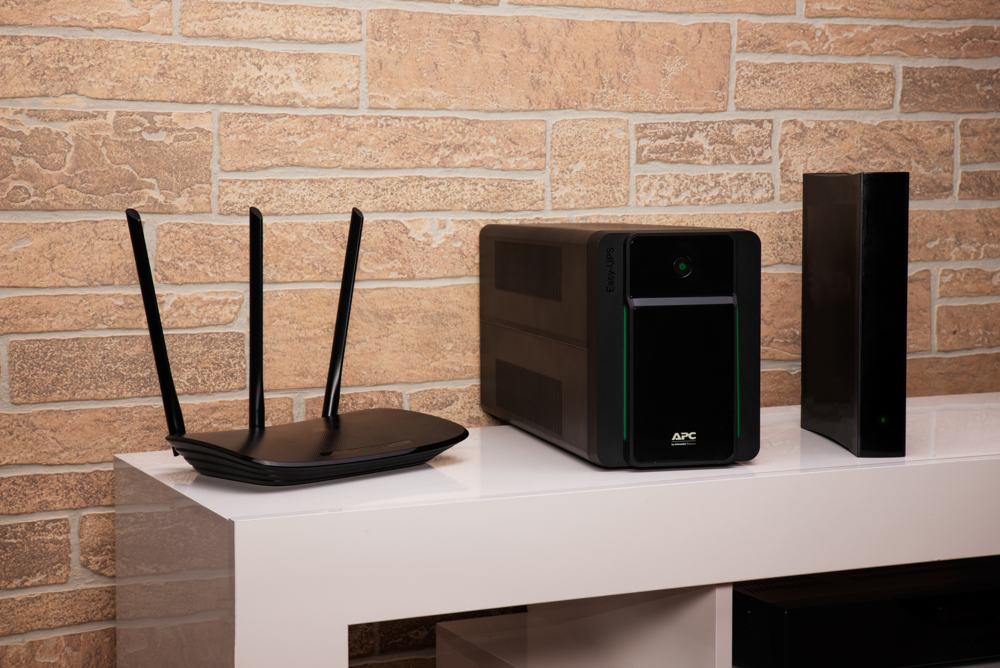 APC Easy UPS BVX2200LI-GR, 2200VA, 4x Schuko