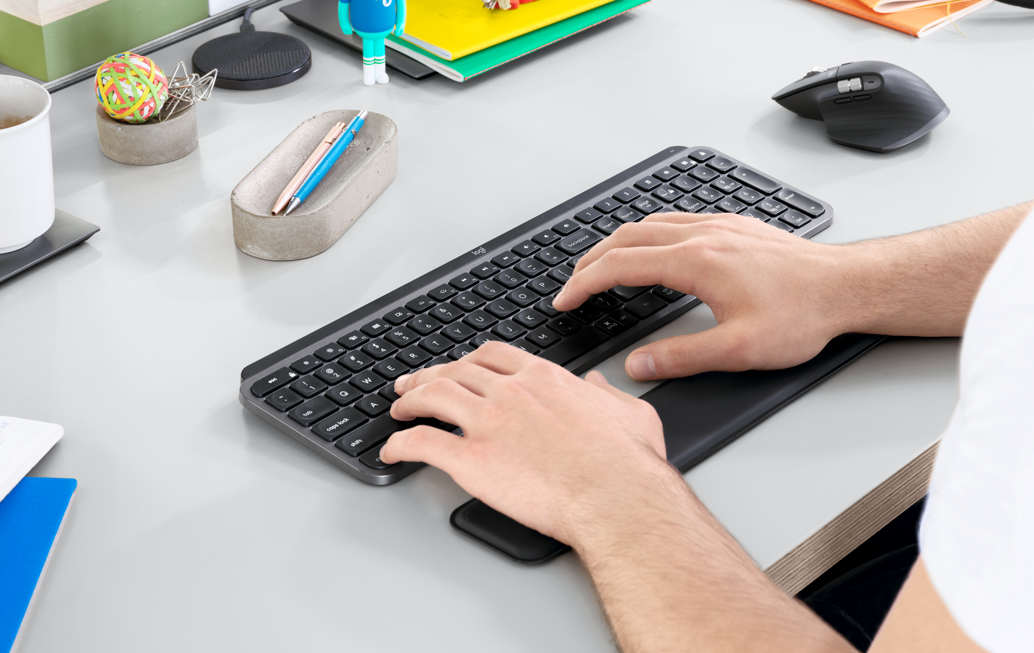 Logitech MX Keys Plus, Volle Größe (100%), Kabellos, RF Wireless + Bluetooth, Halbmechanischer Schlü