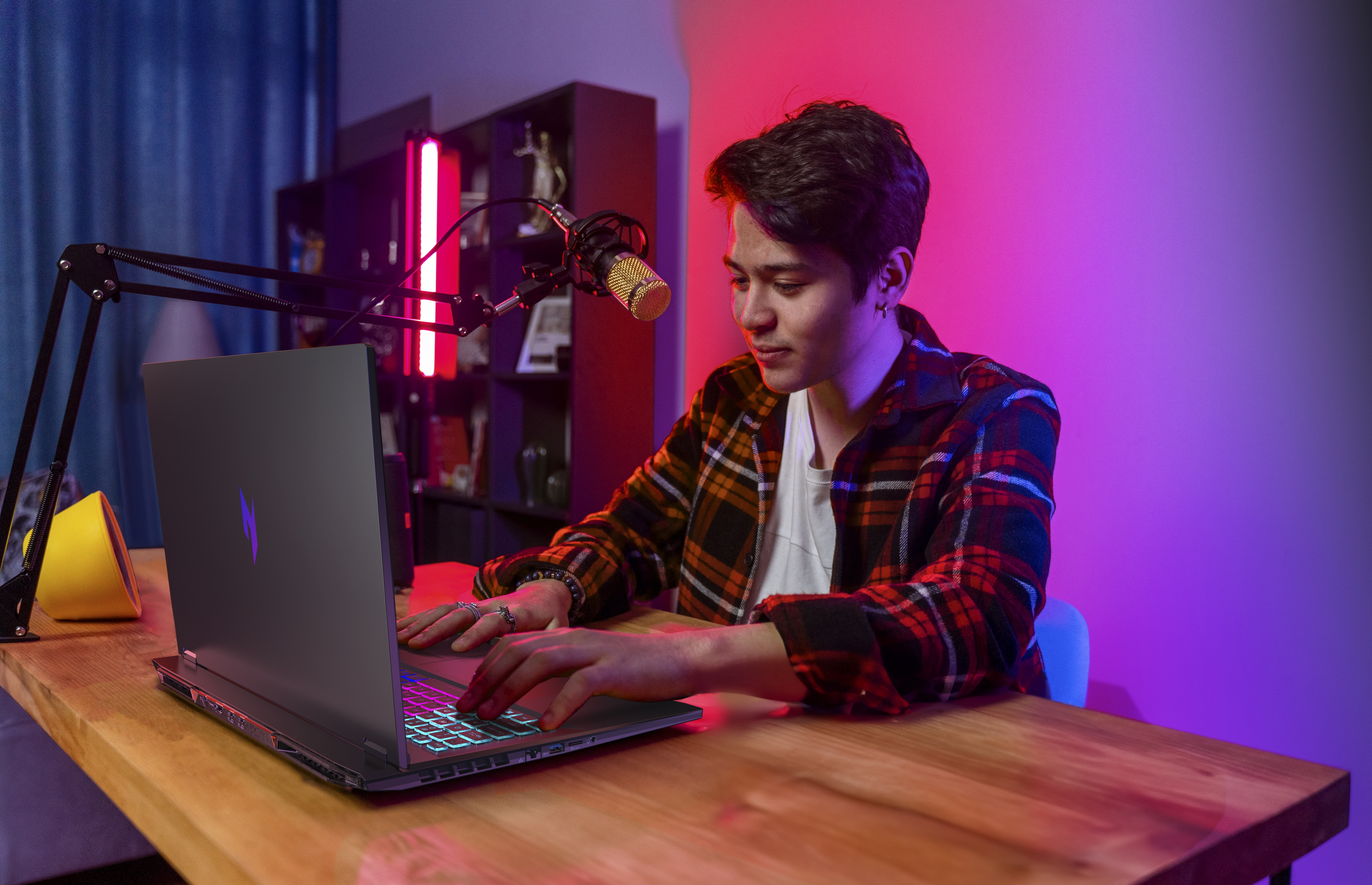 Acer Nitro 18 AI AN18-61 - AMD Ryzen AI 7 350 / 2 GHz - Win 11 Home - GeForce RTX 5070 Ti - 16 GB RA