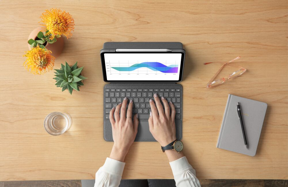 Logitech Folio Touch - Tastatur und Foliohülle - mit Trackpad - hinterleuchtet - Apple Smart connect