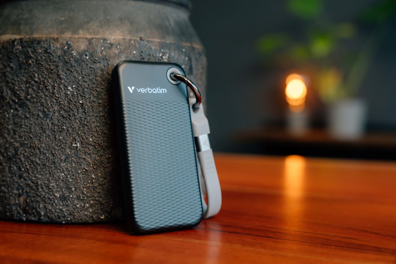 Verbatim Pocket SSD Schlüsselanhänger mit Kabelbefestigung - 128GB Schwarz/Orange, 128 GB, USB Typ-C