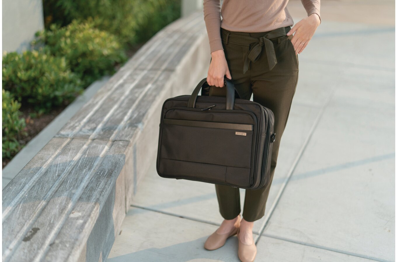 Kensington Contour 2.0 Pro Briefcase - Notebook-Tasche - 43.2 cm (17")