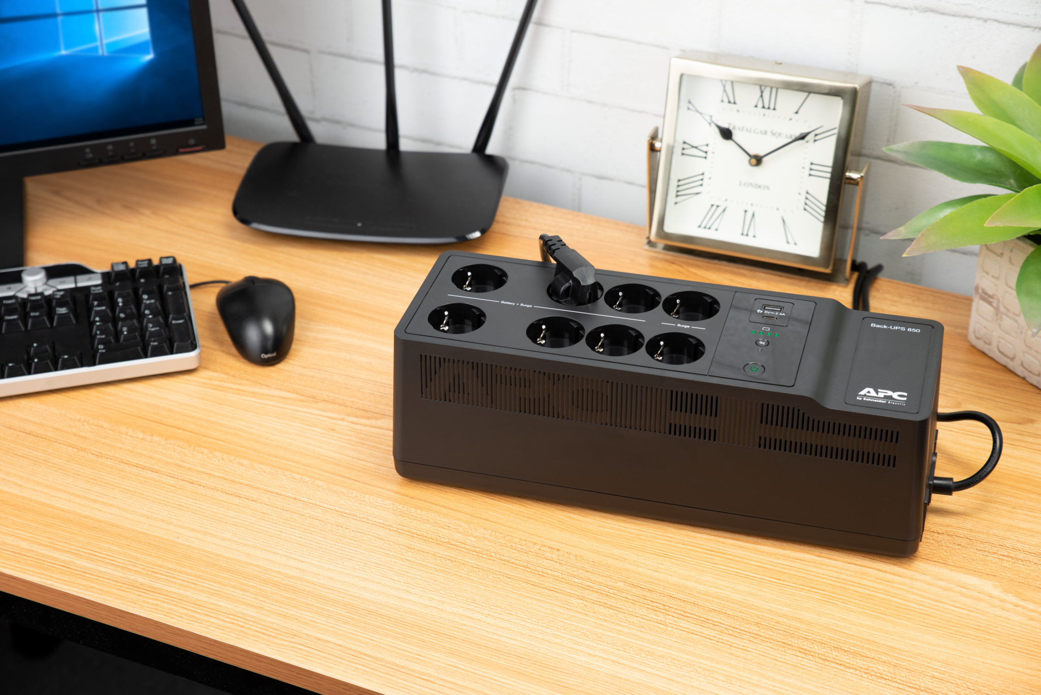 APC BE850G2-GR Back-UPS, 850VA, Steckdosenleiste, 8x Schuko, USB