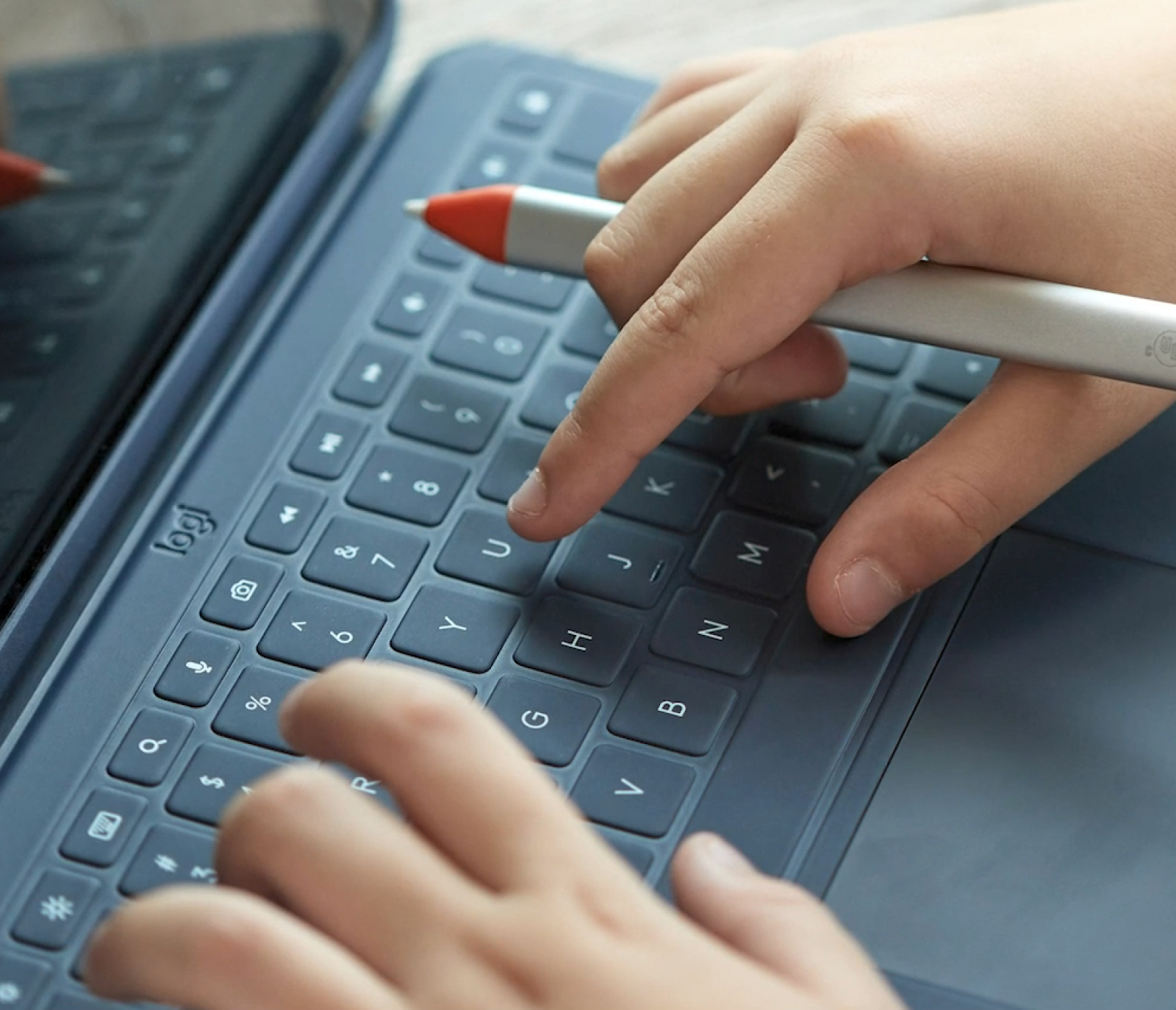 Logitech Rugged Combo 4 for Education, KeyboardDock für Apple iPad 10.9", blau, DE