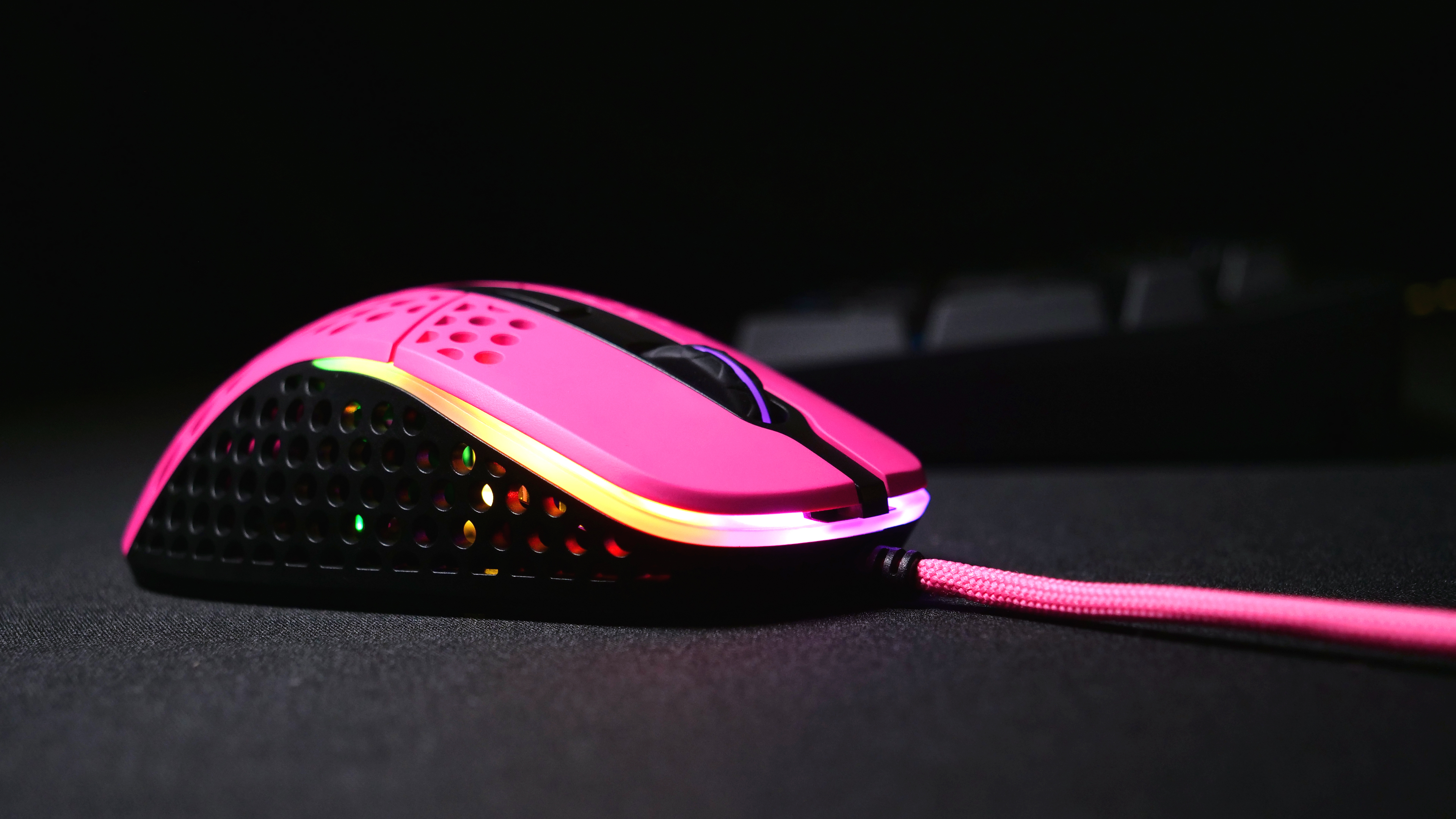 Xtrfy CHERRY XTRFY M4 RGB, rechts, Optisch, USB Typ-A, 16000 DPI, Schwarz, Pink