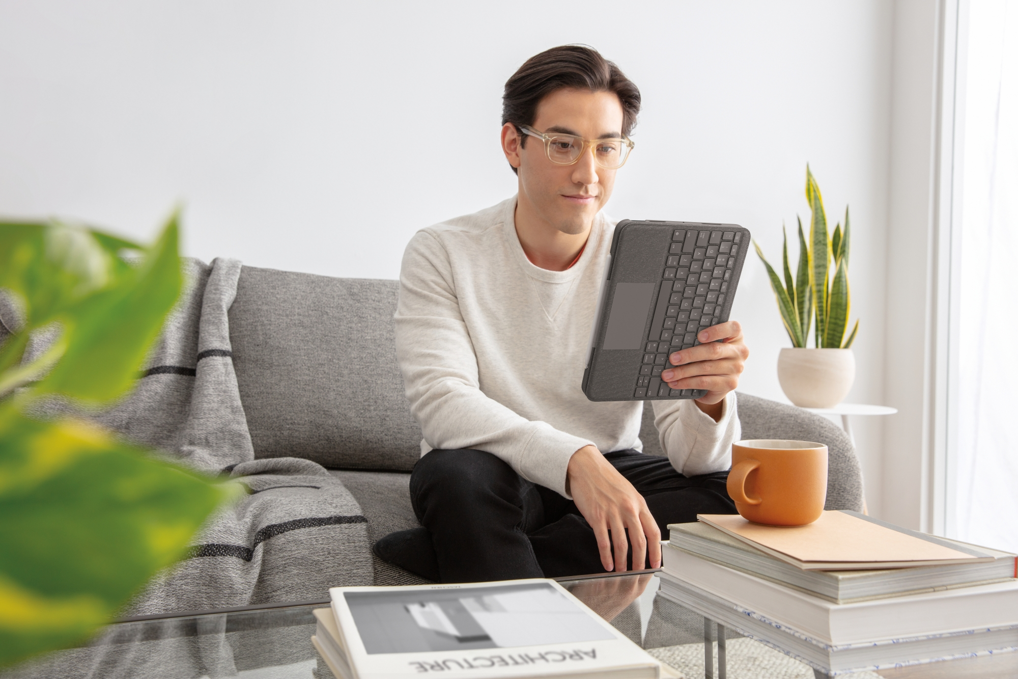 Logitech Folio Touch - Tastatur und Foliohülle - mit Trackpad - hinterleuchtet - Apple Smart connect