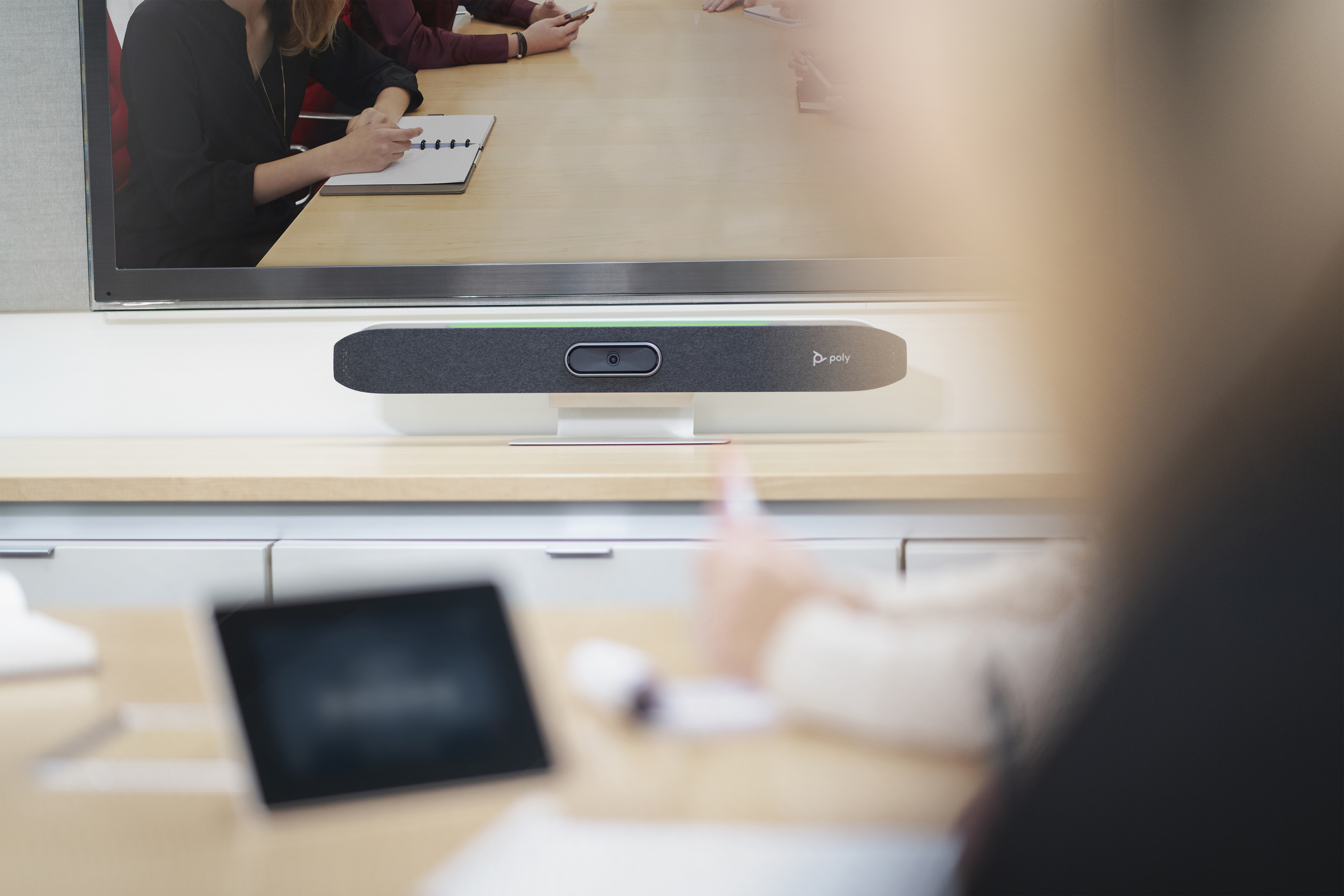 Poly HP Poly Studio X50 All-In-One-Videoleiste mit TC8 Controller-Kit, Videozusammenarbeit, 4K Ultra