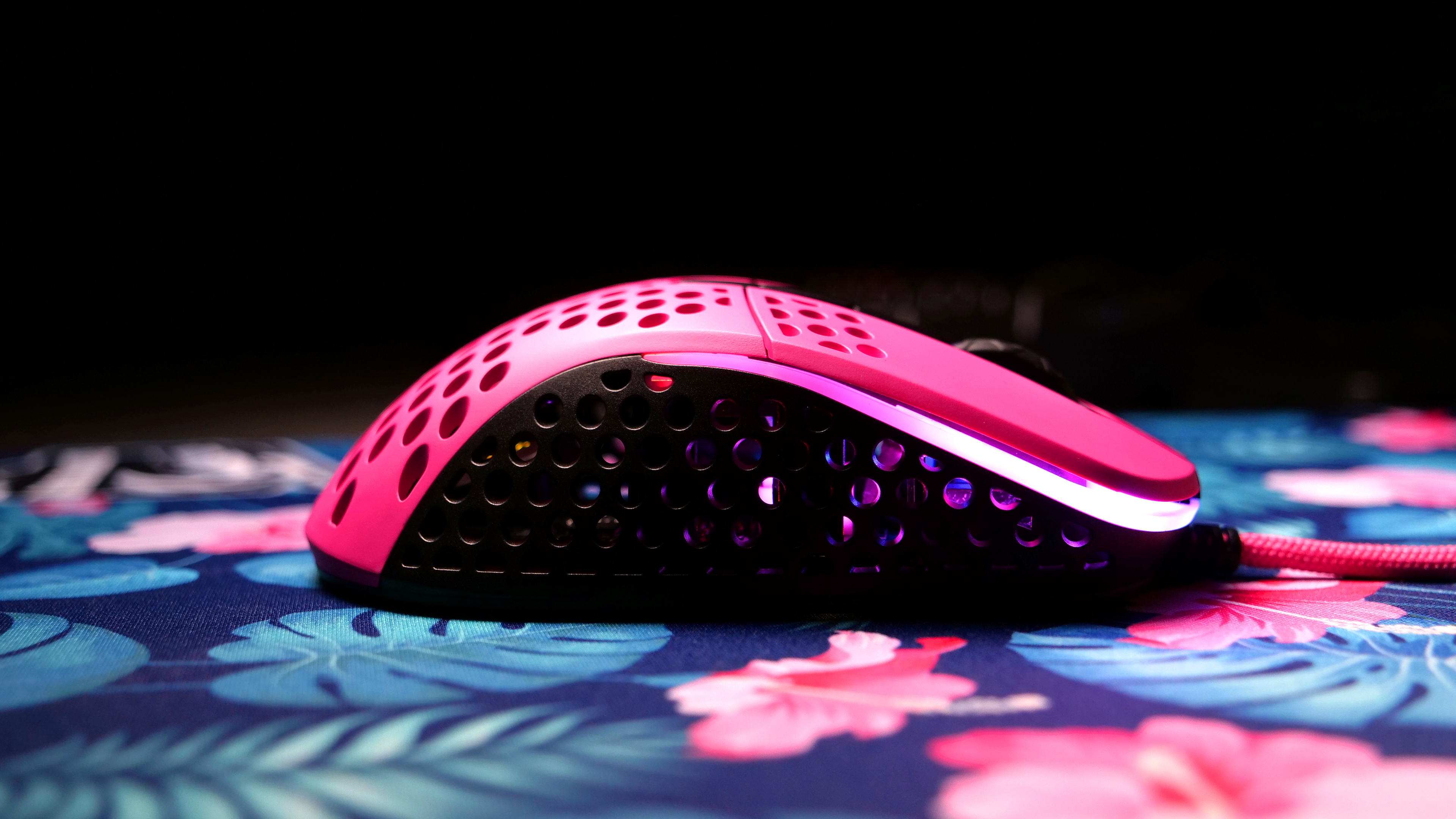 Xtrfy CHERRY XTRFY M4 RGB, rechts, Optisch, USB Typ-A, 16000 DPI, Schwarz, Pink