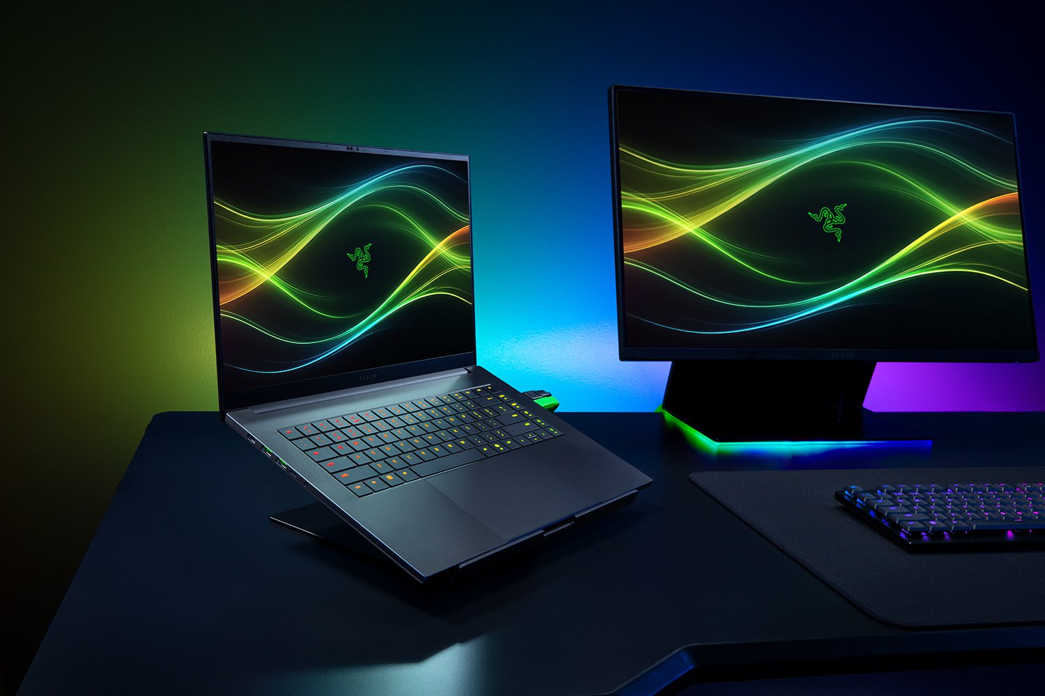 Razer Blade 16 - Intel Core Ultra 9 386H / 2.1 GHz - Win 11 Home - GeForce RTX 5090 - 64 GB RAM - 2 