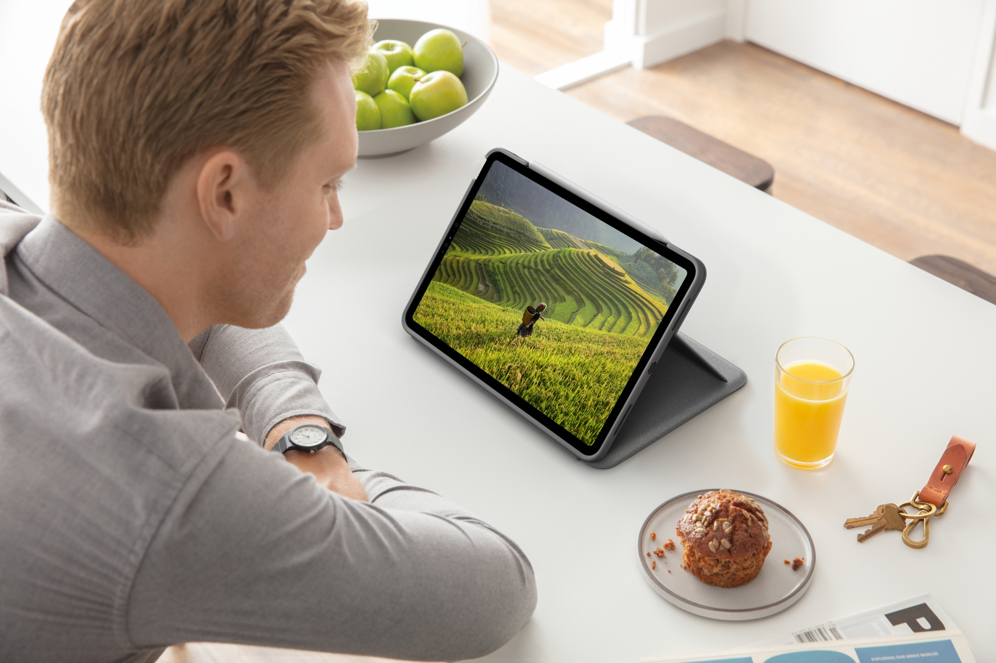 Logitech Folio Touch - Tastatur und Foliohülle - mit Trackpad - hinterleuchtet - Apple Smart connect