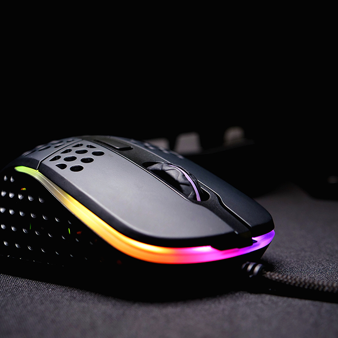 Cherry Xtrfy M4 RGB - Maus - Für Rechtshänder - optisch