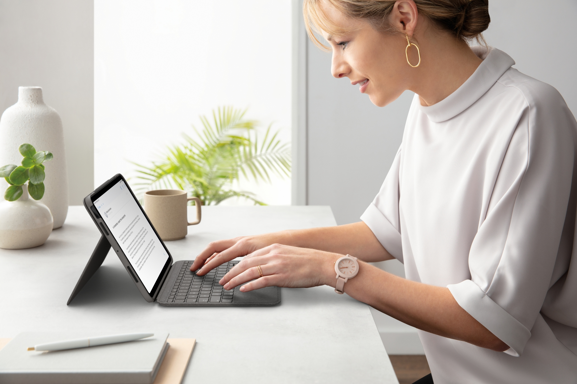 Logitech Folio Touch - Tastatur und Foliohülle - mit Trackpad - hinterleuchtet - Apple Smart connect