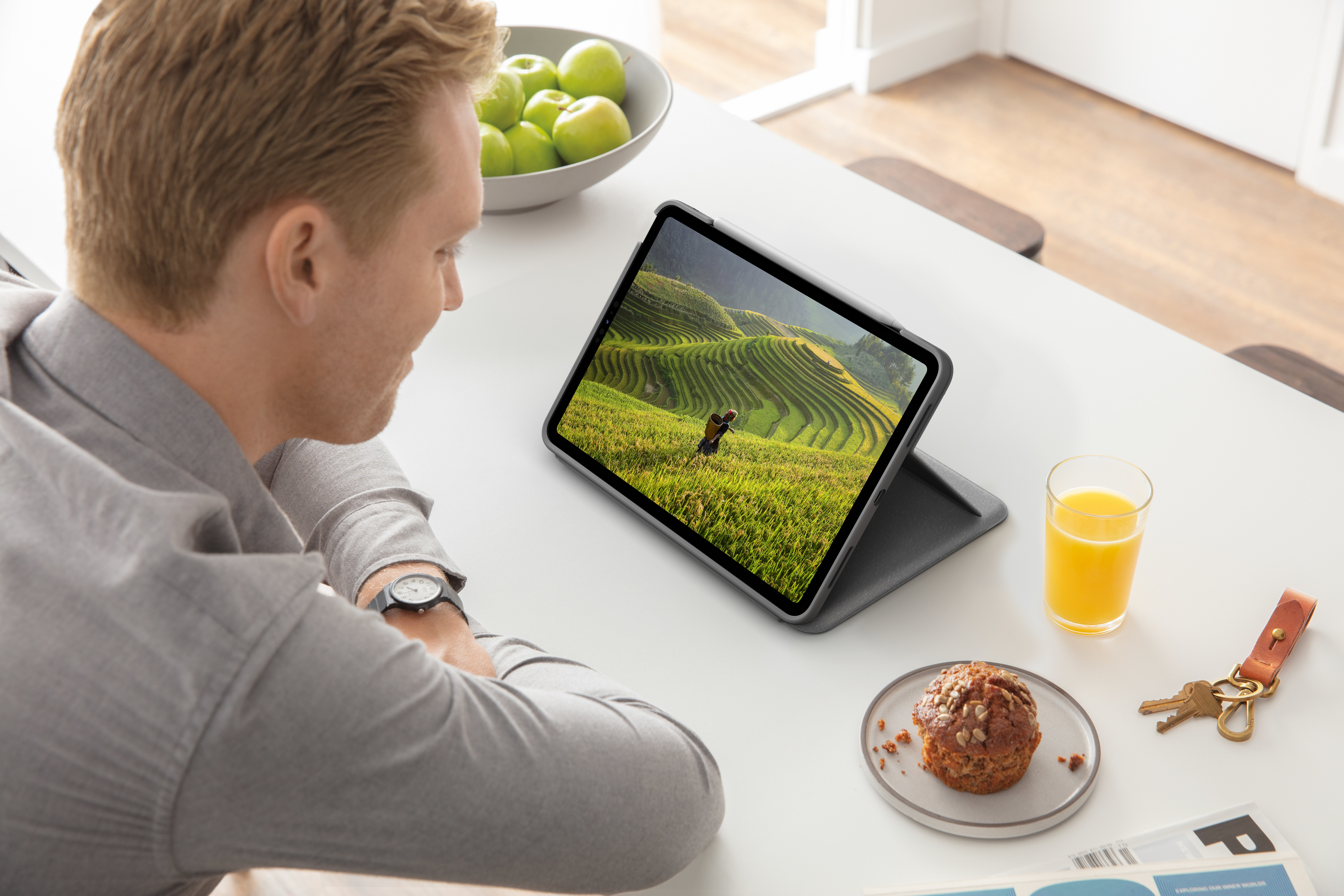 Logitech Folio Touch - Tastatur und Foliohülle - mit Trackpad - hinterleuchtet - Apple Smart connect
