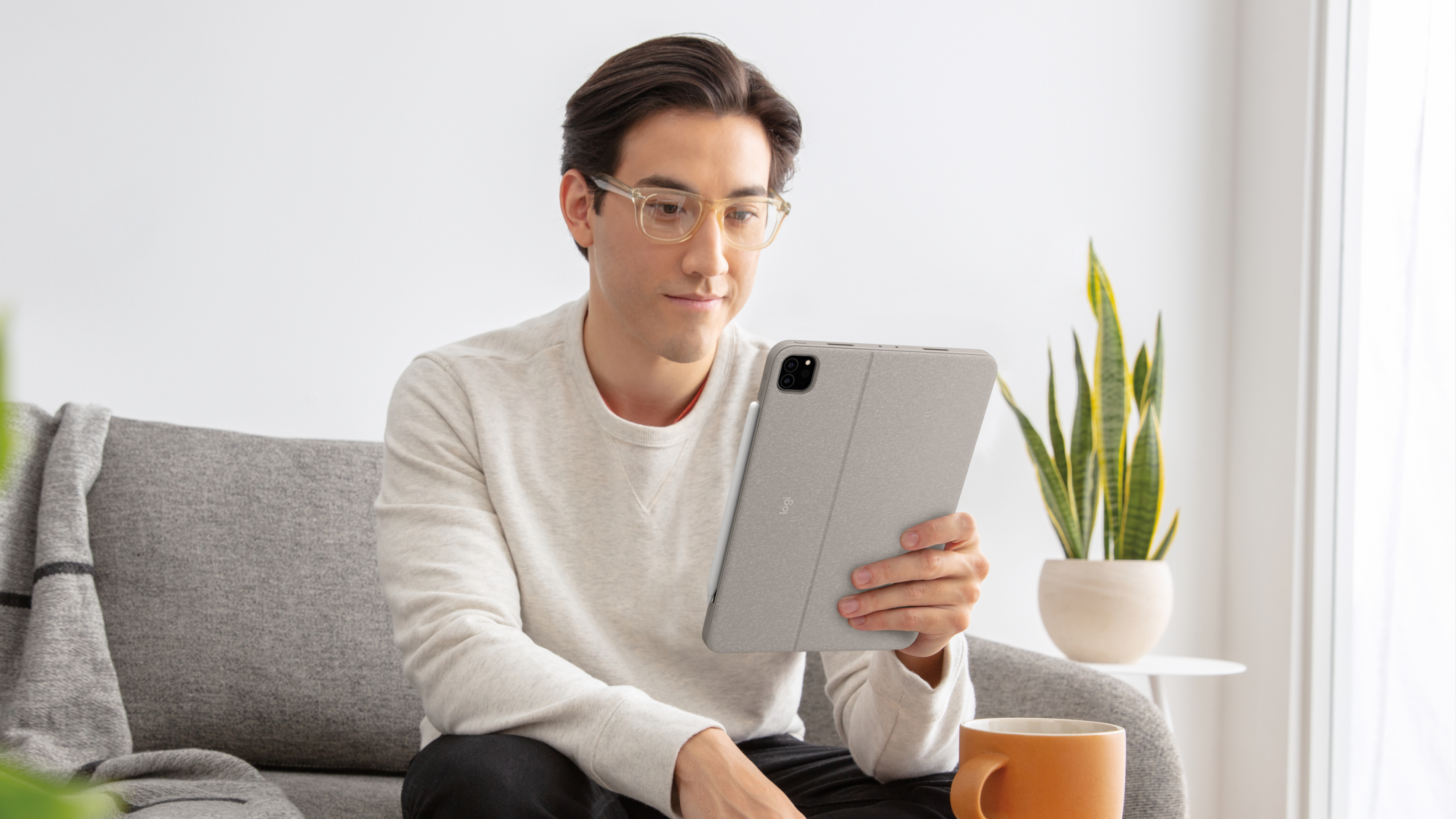 Logitech Combo Touch, KeyboardDock für Apple iPad Pro 11" 2020 / 2021, sand, DE
