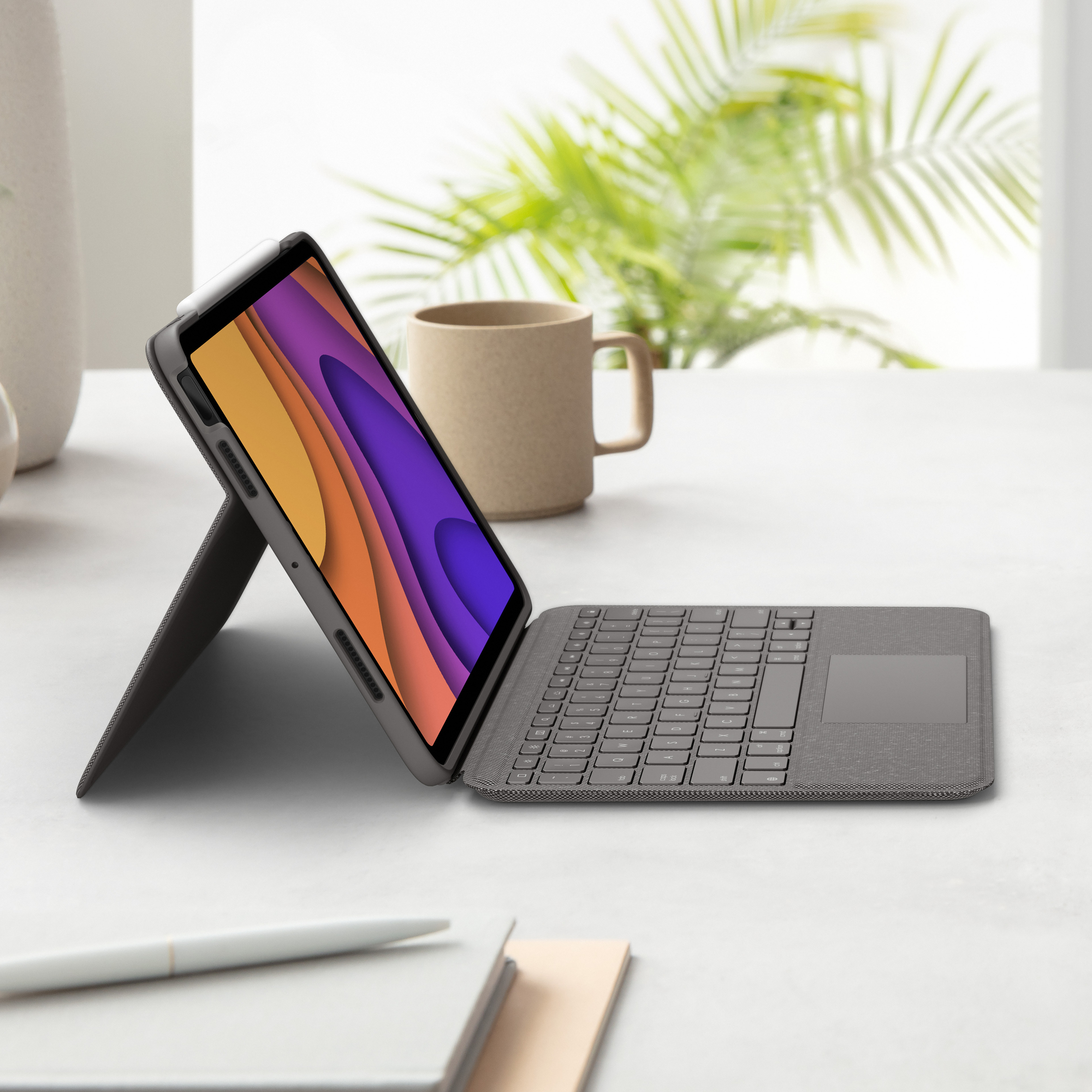 Logitech Folio Touch - Tastatur und Foliohülle - mit Trackpad - hinterleuchtet - Apple Smart connect